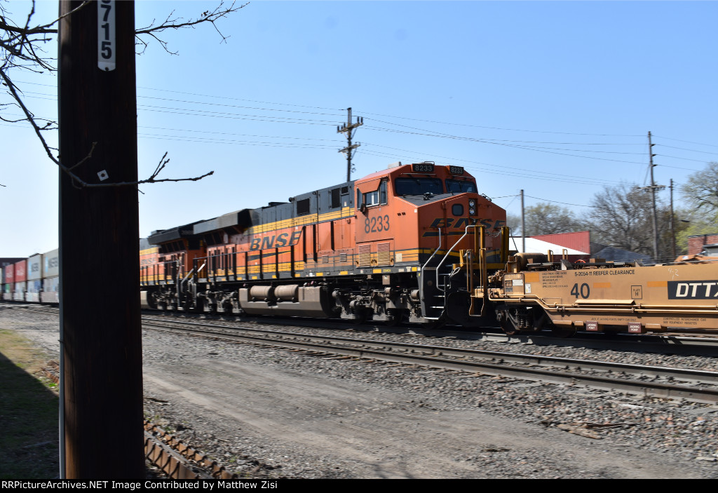 BNSF 8233